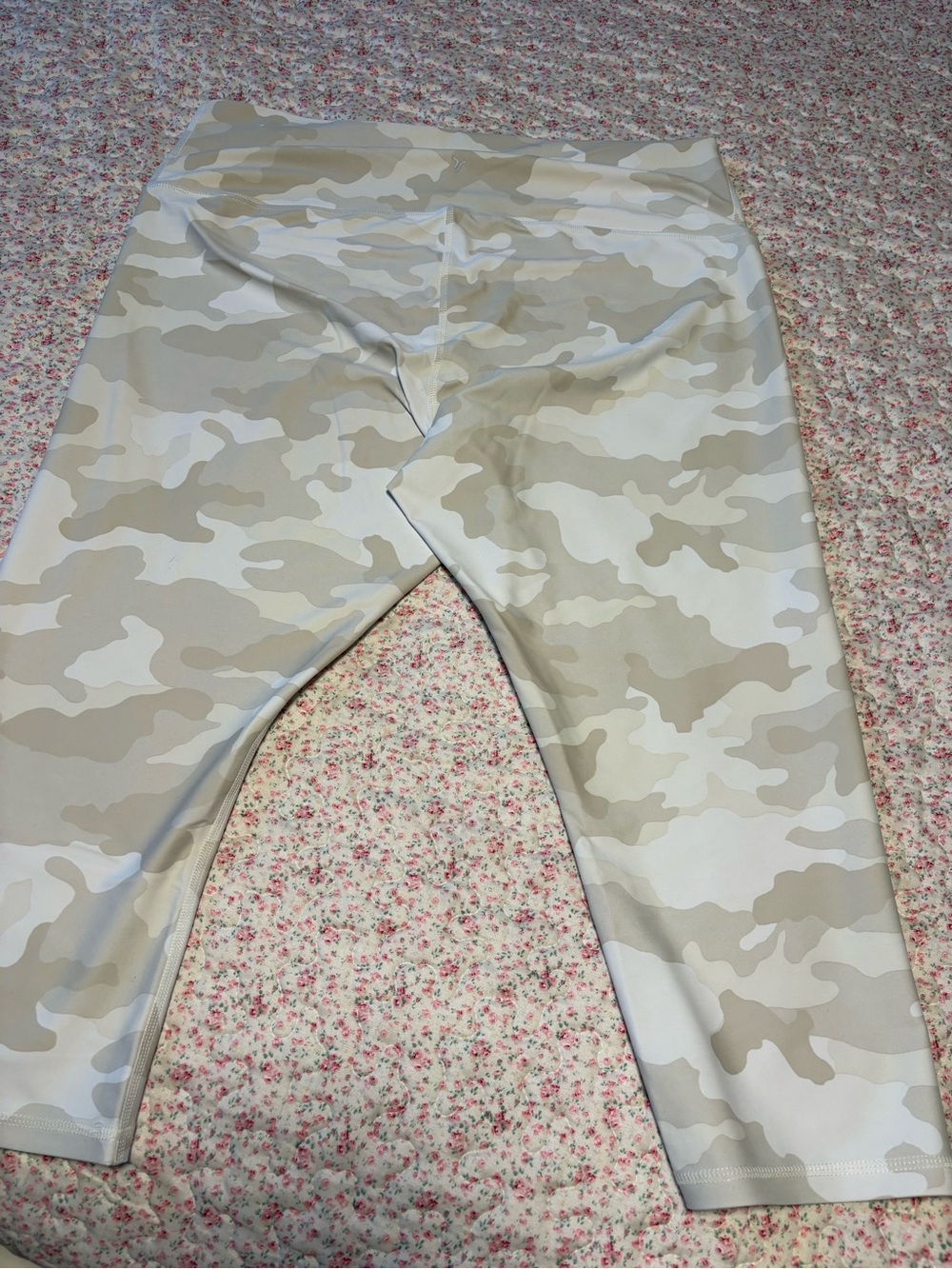 Old Navy Women’s ' Neutral Camo Active Capri Leggings New without tags